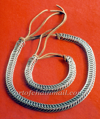 A Stainless Steel Silver Serpent Pattern Necklace and Bracelet Set
